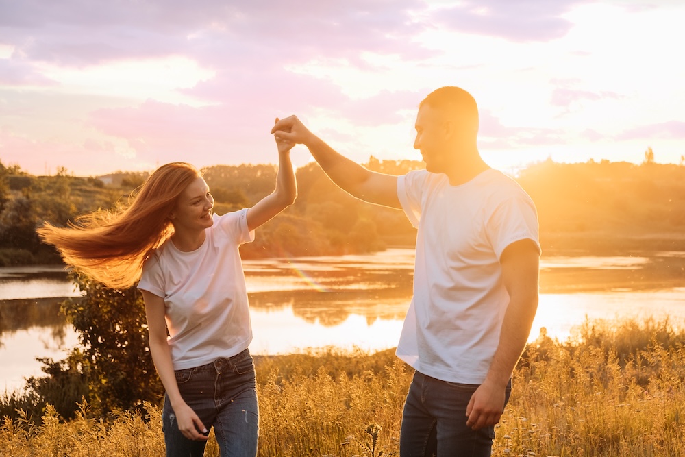 romantic-getaway-romantic-destinations-to-honeymoon-solo-travel-couple-in-love-silhouette-on-nature_t20_3gW7GA (1)